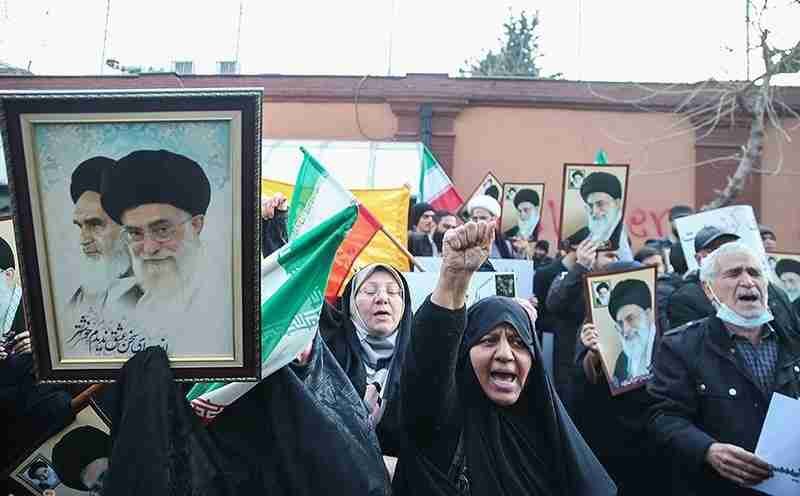 ولی امر المسلمین کی توہین کیخلاف تہران میں فرانسیسی سفارت خانے پر احتجاج