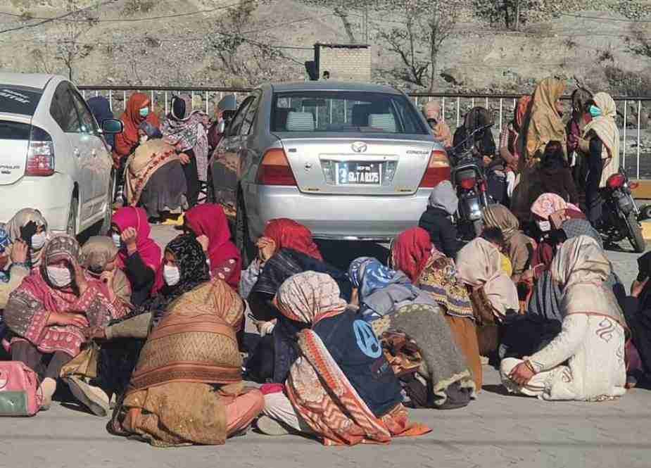 گلگت، صدر انجمن امامیہ کی کوششوں سے 8 روز سے جاری لیڈی ہیلتھ ورکرز کا دھرنا ختم