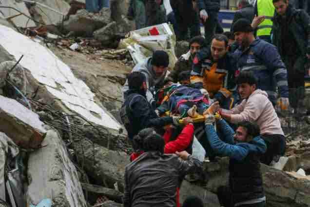 تباہ کن زلزلے کے 4 روز بعد بھی ملبے تلے زندگی کے آثار موجود