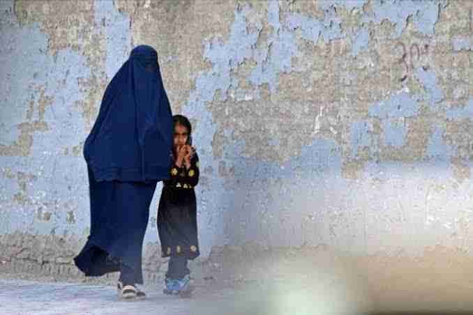 افغانستان میں اسکول کی تعلیم سے محروم لڑکیاں مدرسہ جانے پر مجبور