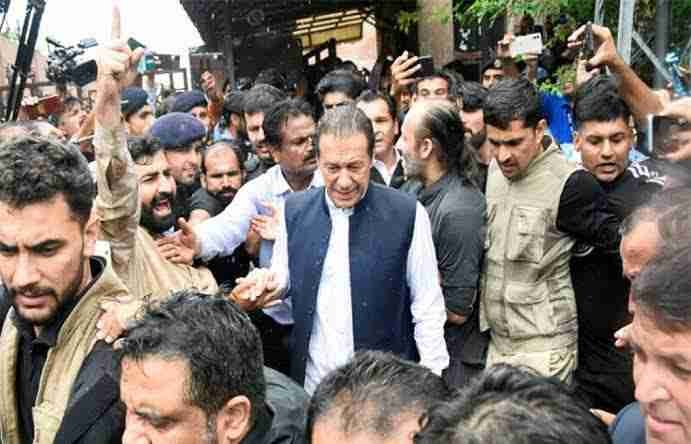 توشہ خانہ کیس، عمران خان اسلام آباد کی عدالت میں پیش، وارنٹ گرفتاری منسوخ