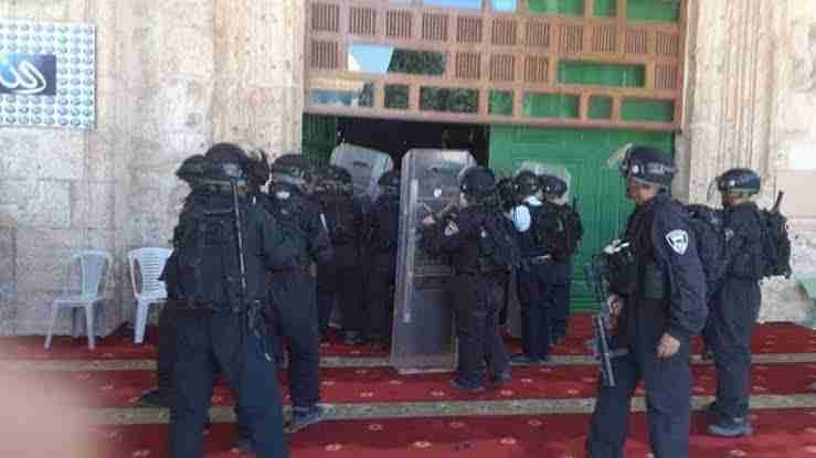 صیہونی فوج کا مسلسل دوسری رات مسجد اقصیٰ پر حملہ، نمازیوں پر تشدد، درجنوں گرفتار