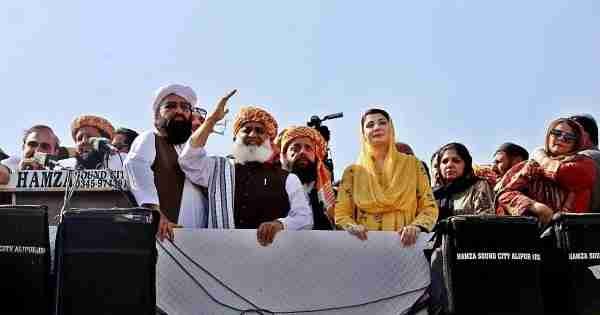 حکومتی سرپرستی میں سپریم کورٹ کے سامنے پی ڈی ایم کا دھرنا ختم
