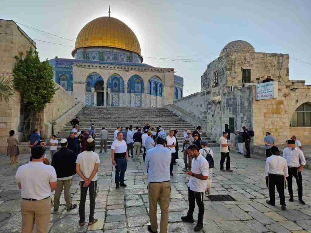 صیہونی آبادکاروں کا فوجی سرپرستی میں ایک بار پھر مسجد الاقصیٰ پر دھاوا