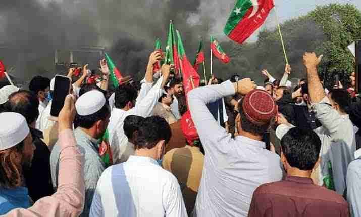 عمران خان کی گرفتاری کے بعد ملک گیر احتجاج کا سلسلہ جاری، درجنوں گرفتار، موبائل انٹرنیٹ بند