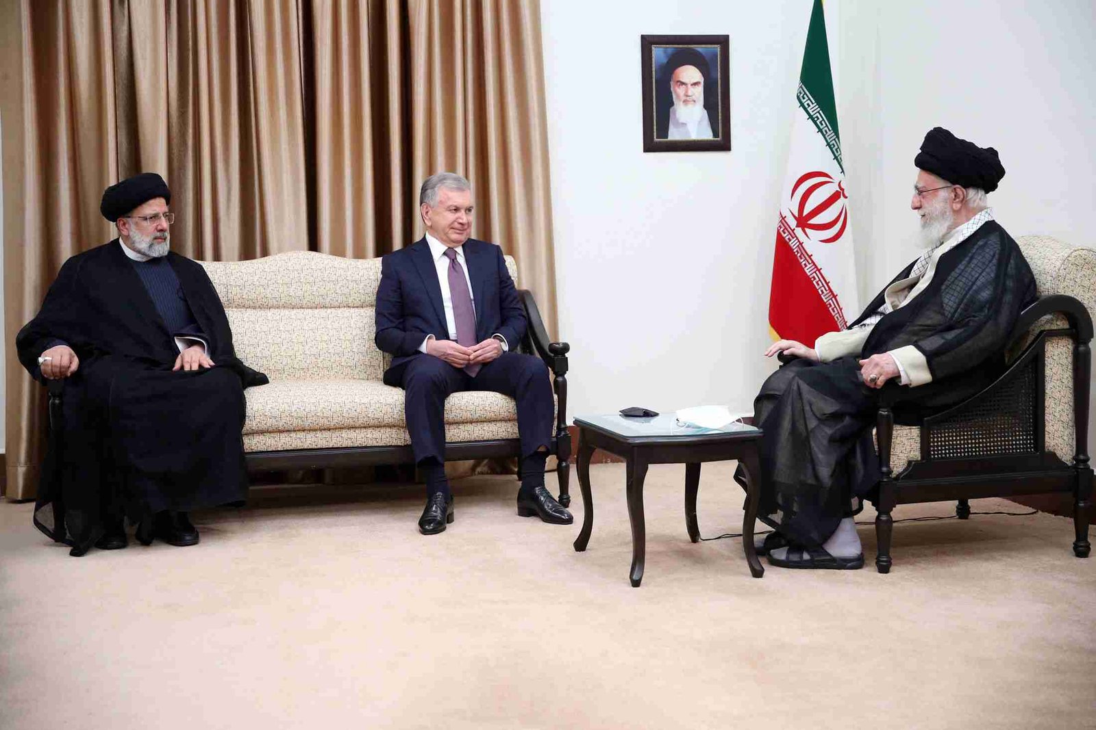 ایران ازبکستان کو باہمی تاریخی، ثقافتی اور علمی تعلقات کو مزید توسیع دینا چاہیے، ولی امر مسلمین