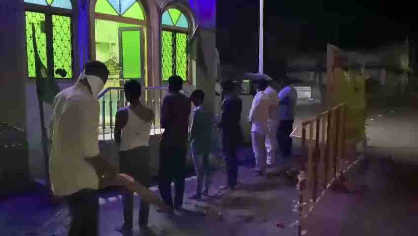 بھارت: مسجد کی بے حرمتی کے خلاف احتجاج، پولیس نے مظاہرین پر کوڑے برسادئے