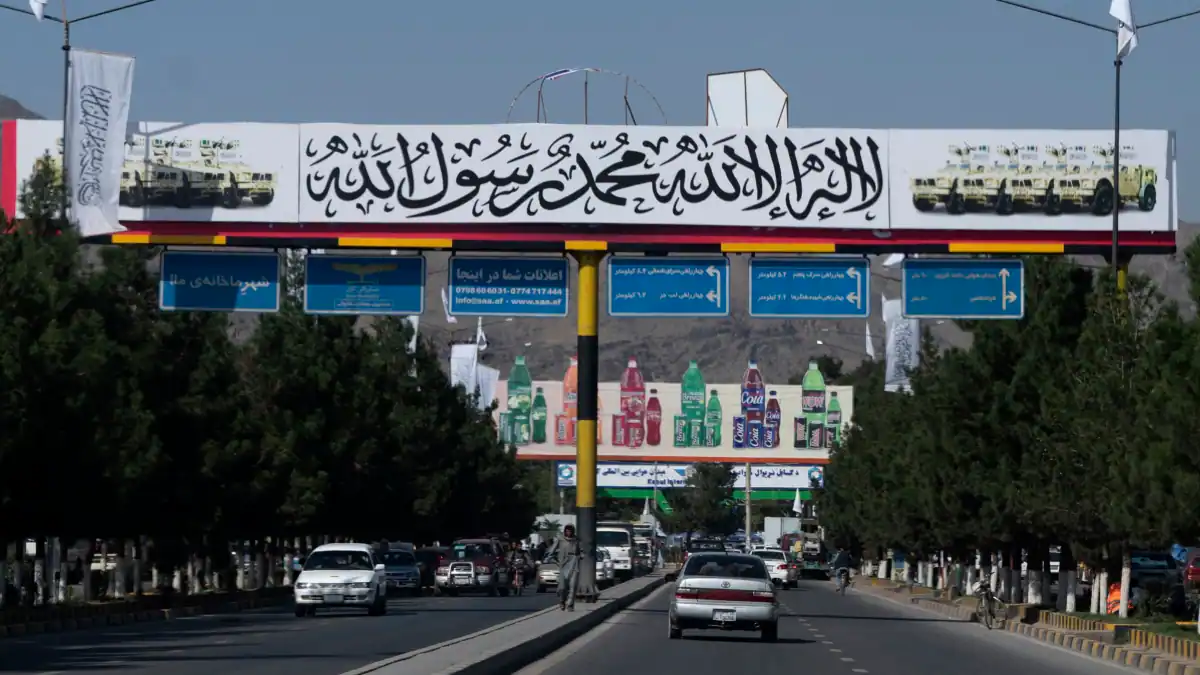 طالبان نے اسکالر شپ پر دبئی جانیوالی 100 طالبات کو روک لیا