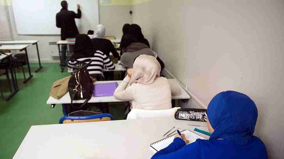 فرانس: اسکول میں عبایا پہننے پر پابندی کا فیصلہ