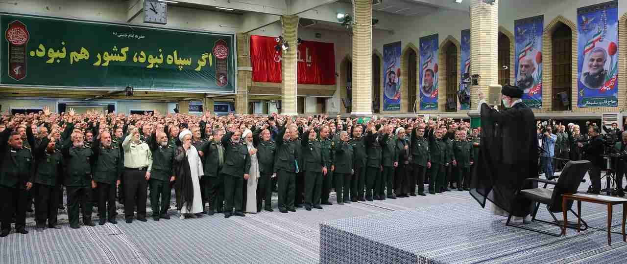 سپاہ پاسداران کی عوامی محبوبیت سے خوفزدہ دشمن اس کی ساکھ خراب کرنے کی پالیسی پر گامزن ہے، ولی امر مسلمین