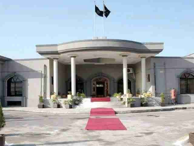 سابق وزیراعظم و چیئرمین پی ٹی آئی کو توشہ خانہ کیس میں 3 سال قید کی سزا، زمان پارک سے گرفتار