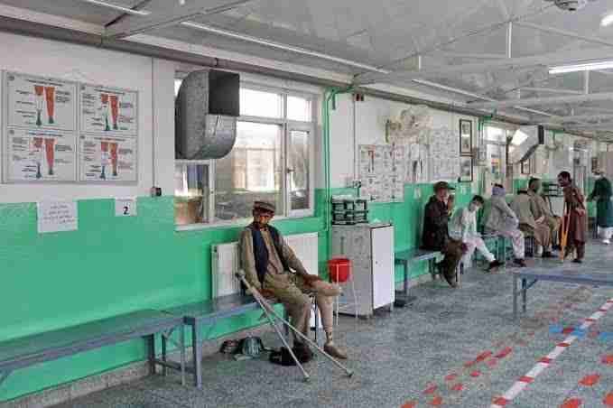 افغانستان: ریڈ کراس کا 25 اسپتالوں کی امداد ختم کرنے کا فیصلہ