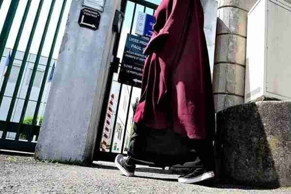 فرانس: اسکول میں عبایا پہننے پر پابندی کیخلاف درخواست مسترد