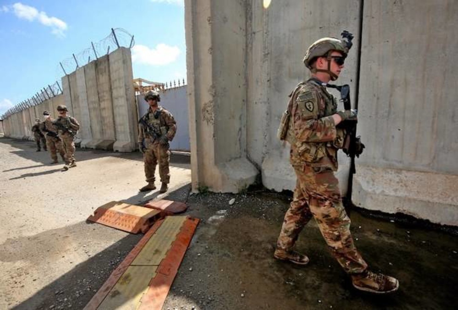 خطے میں امریکی مفادات مزاحمت کاروں کے نشانے پر، فوجی اڈوں پر حملے