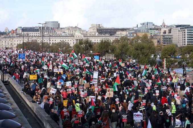 لندن: ہزاروں افراد کا فلسطینیوں کے حق میں احتجاج