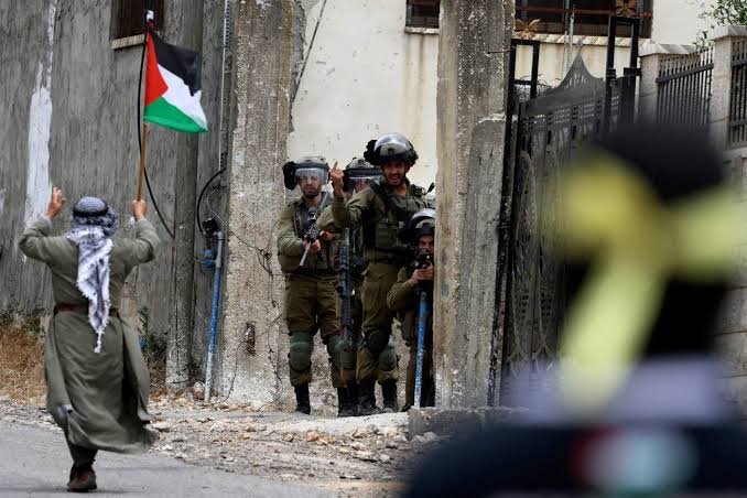 مغربی کنارے پر چڑھائی، اسرائیلی فائرنگ سے 2 فلسطینی شہید