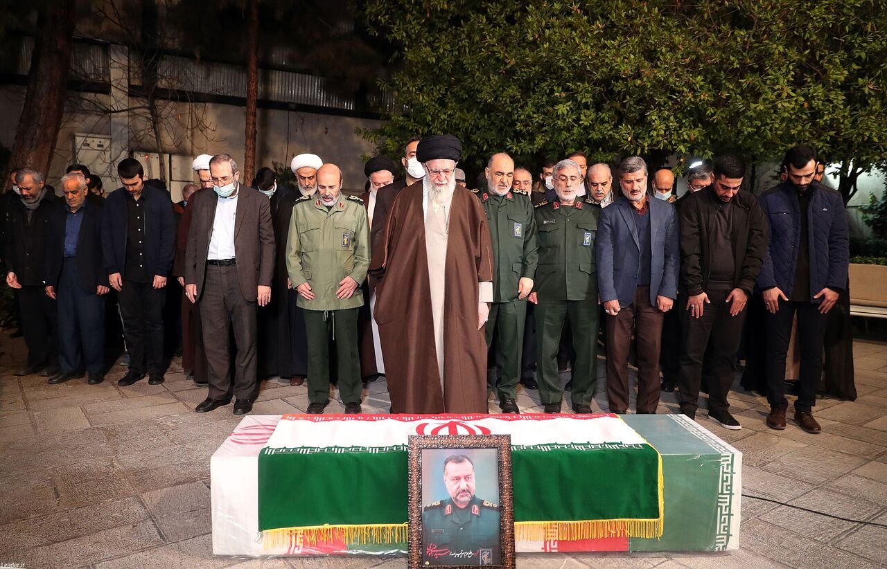 ولی امر مسلمین آیت اللہ خامنہ ای کی اقتداء میں شہید جنرل رضی موسوی کی نماز جنازہ ادا