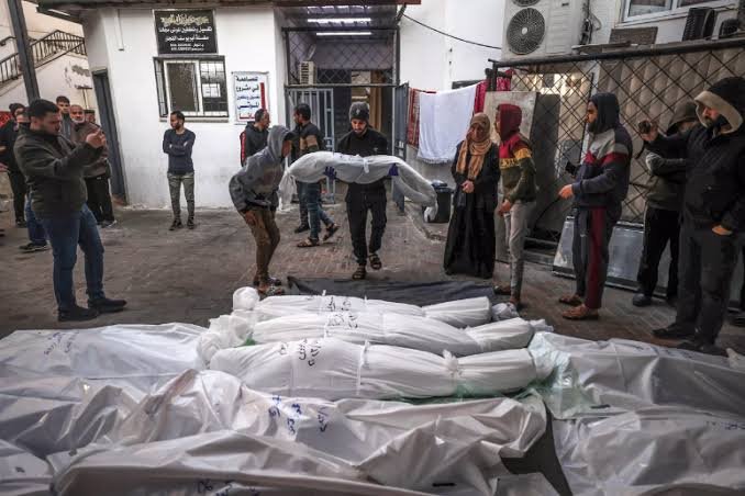اسرائیلی فوج کا وسطی غزہ میں 16 مقامات پر قتل عام، نہتے خواتین و بچوں سمیت 250 شہید