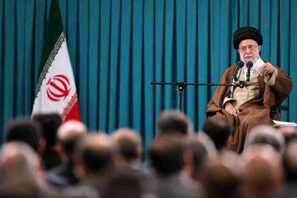 ایرانی جوانوں نے پابندیوں کو مواقع میں تبدیل کردیا، ولی امرمسلمین