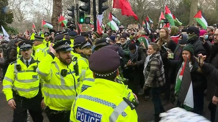 سینٹرل لندن میں فلسطین کے حامیوں کی ریلی، پولیس سے جھڑپیں