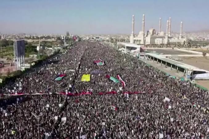 یمن پر اتحادیوں کی جارحیت، صنعا میں لاکھوں افراد سڑکوں پرآگئے