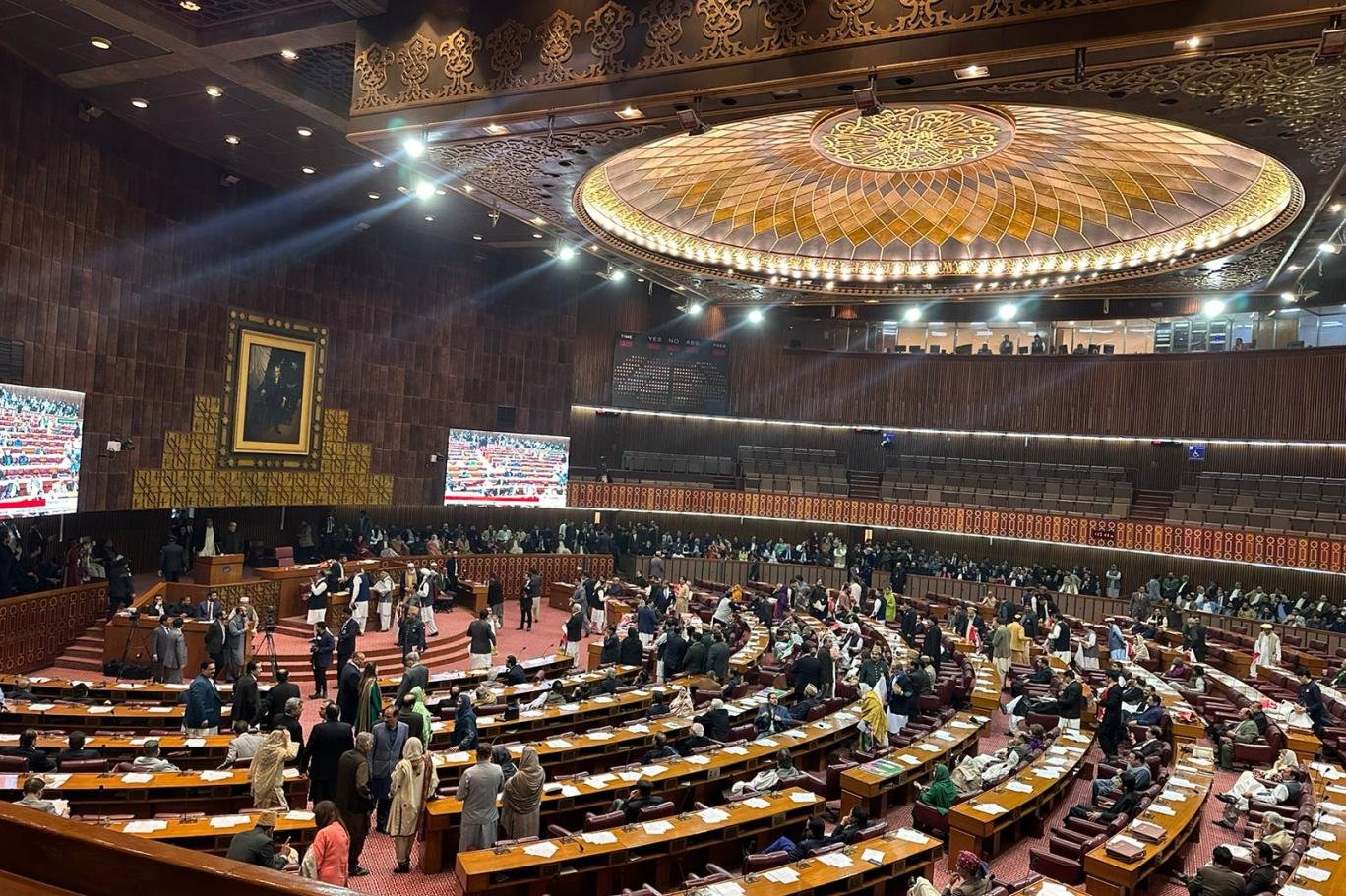 قومی اسمبلی کے افتتاحی اجلاس میں نومنتخب اراکین نے حلف اٹھا لیا