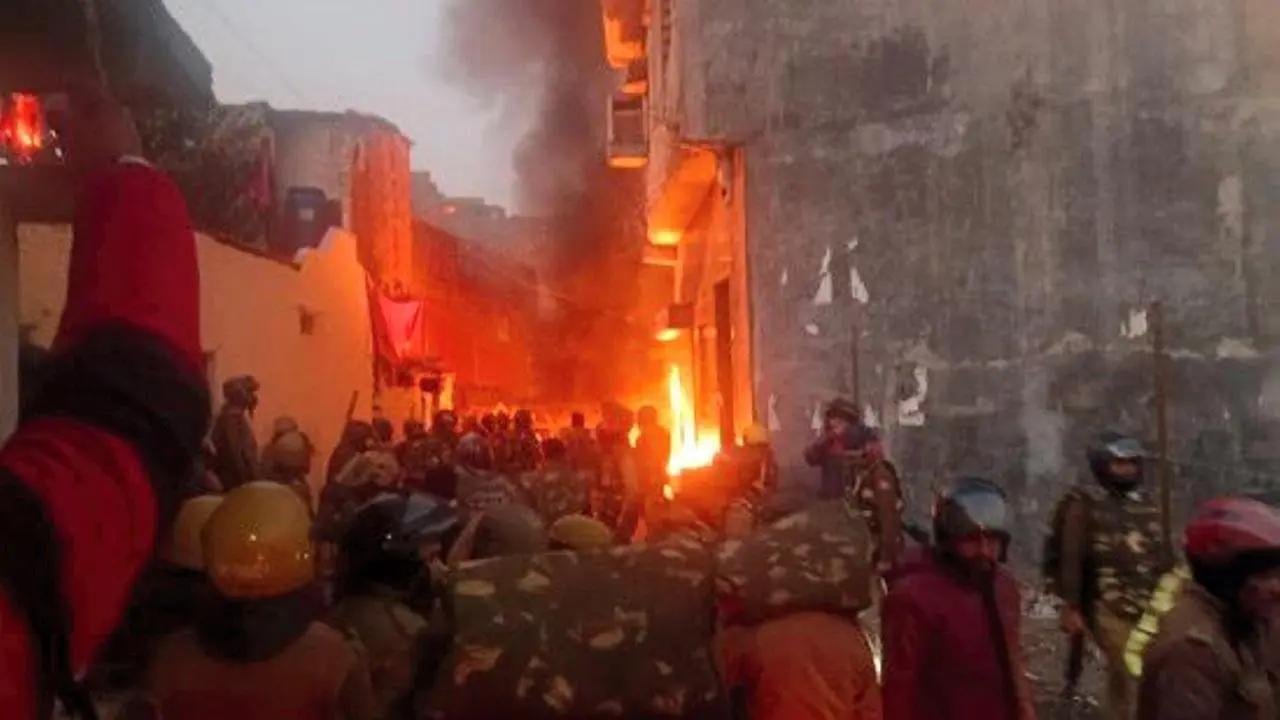 بھارت کے شہر ہلدوانی میں مدرسہ گرانے پر ہنگامہ، پولیس فائرنگ سے 6 مسلمان جانبحق