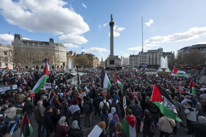 لندن میں ہزاروں افراد کی فلسطین کے حق میں مسلسل 11 ویں ہفتے احتجاجی ریلی