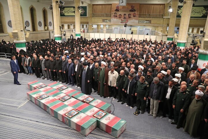 ولی امر المسلمین آیت اللہ خامنہ ای کی اقتداء میں دمشق حملے کے شہداء کی نمازِ جنازہ ادا