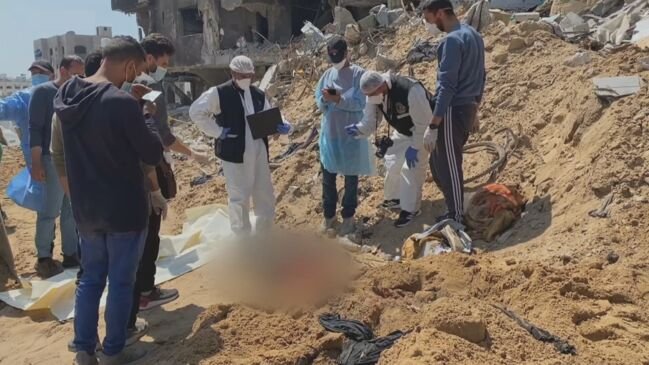 غزہ میں اجتماعی قبریں ملنے لگیں، درجنوں لاشیں موجود، کچھ نکال لی گئیں