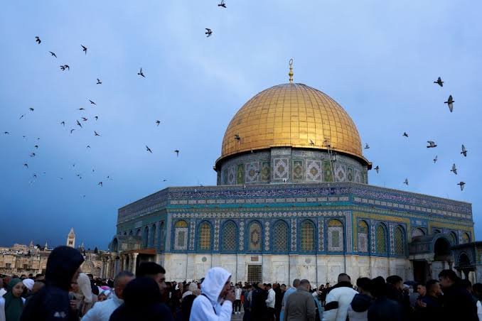 مسجدِ اقصیٰ کے صحن میں ہزاروں فلسطینیوں کی نمازِ عید