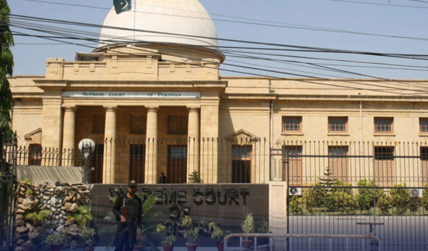 کراچی: سپریم کورٹ کا سرکاری اور نجی عمارتوں کے باہر رکاوٹیں ہٹانے کا حکم