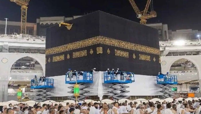 ایام حج کی آمد، غلاف کعبہ کو 3 میٹر اونچا کردیا گیا