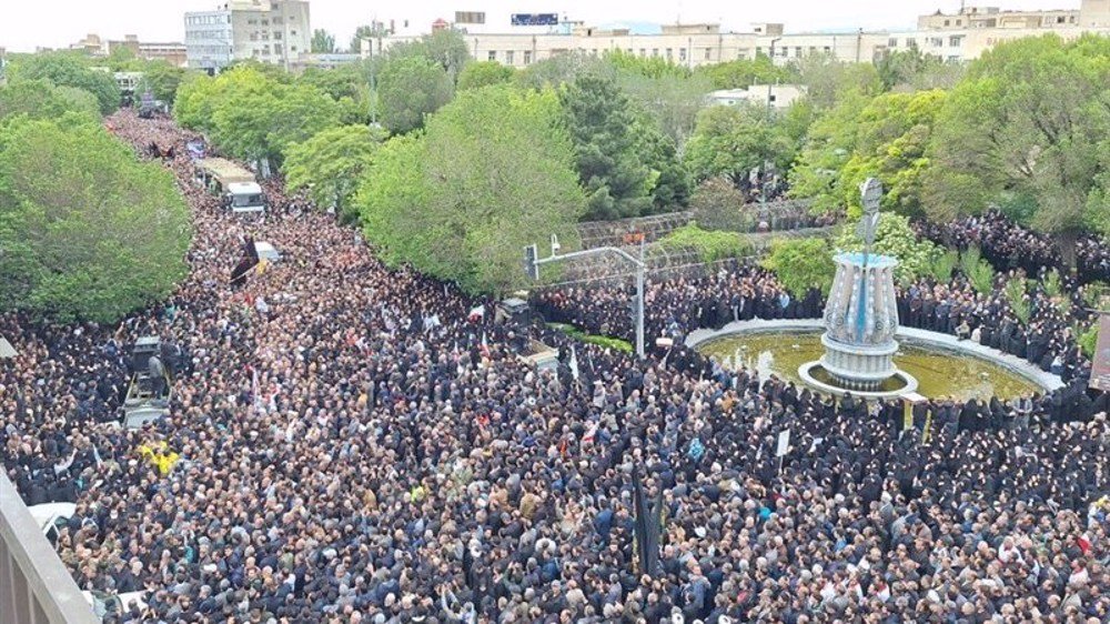 تبریز میں ایرانی صدر اور رفقاء کی نماز جنازہ ادا، میتیں قم روانہ