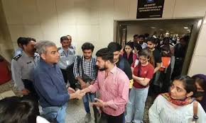 کرغزستان میں پھنسے پاکستانی طلبہ کی واپسی، پہلی پرواز لاہور پہنچ گئی، آج مزید دو پروازیں بشیک جائینگی