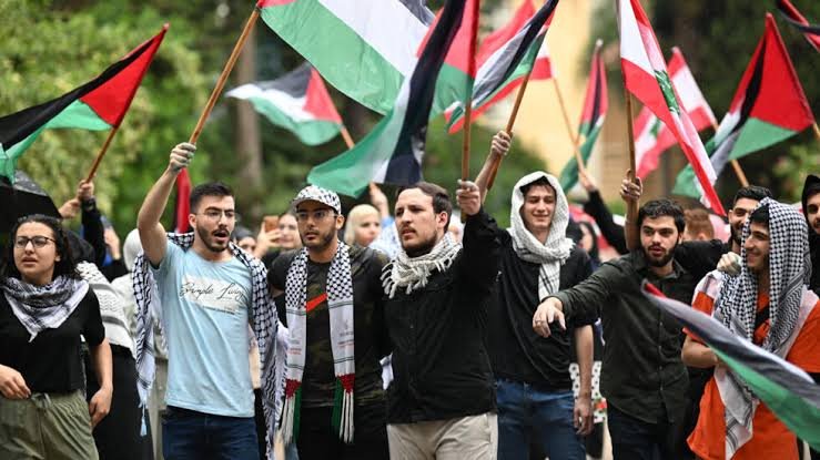 بیروت : متعدد یونیورسٹیوں کے طلباء کے مظلوم فلسطینیوں کے حق میں دھرنے