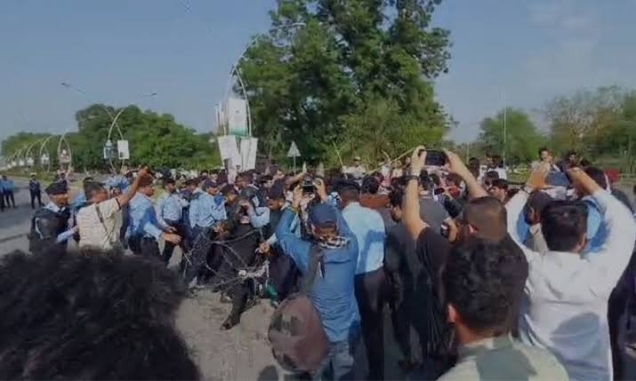 اسلام آباد: غزہ مارچ کے شرکا کی پولیس سے جھڑپ، امریکی سفارتخانہ جانے سے روک دیا