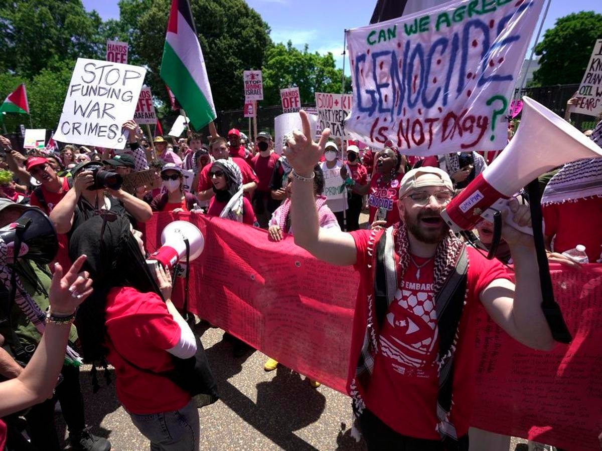 وائٹ ہاؤس کا گھیراؤ، ہزاروں مظاہرین کی ‘ریڈ لائن’ ریلی