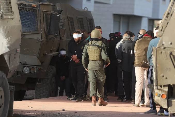 اسرائیلی فوج نے مغربی کنارے سےمزید 15 فلسطینیوں کو گرفتار کرلیا
