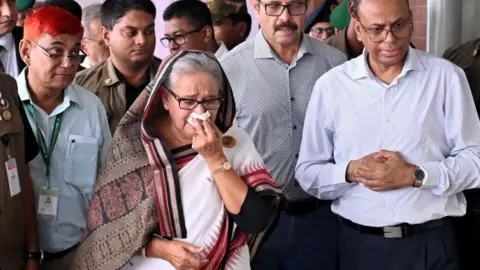 بنگلا دیش، سابق وزیراعظم شیخ حسینہ کو وطن واپس لا کر مقدمات چلانے پر غور