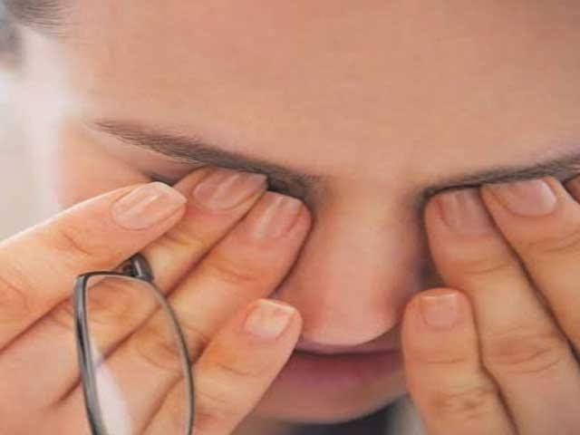 چند سیکنڈ کے لیے اپنی آنکھیں بند کریں۔