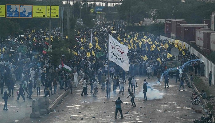کراچی میں اسرائیل کیخلاف ریلی پر پولیس کی شیلنگ اور ہوائی فائرنگ