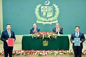 چین اور پاکستان کے درمیان سمجھوتوں اور مفاہمت کی متعدد یادداشتوں پر دستخط