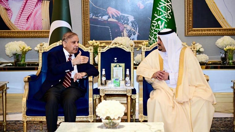 وزیراعظم عرب اسلامک سربراہ اجلاس میں شرکت کیلئے سعودیہ پہنچ گئے
