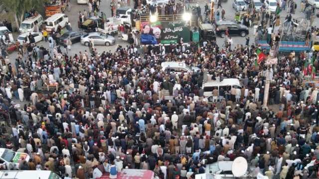 پی ٹی آئی کا مارچ اسلام آباد پہنچ گیا، روکنے کی کوششیں ناکام، فوج طلب