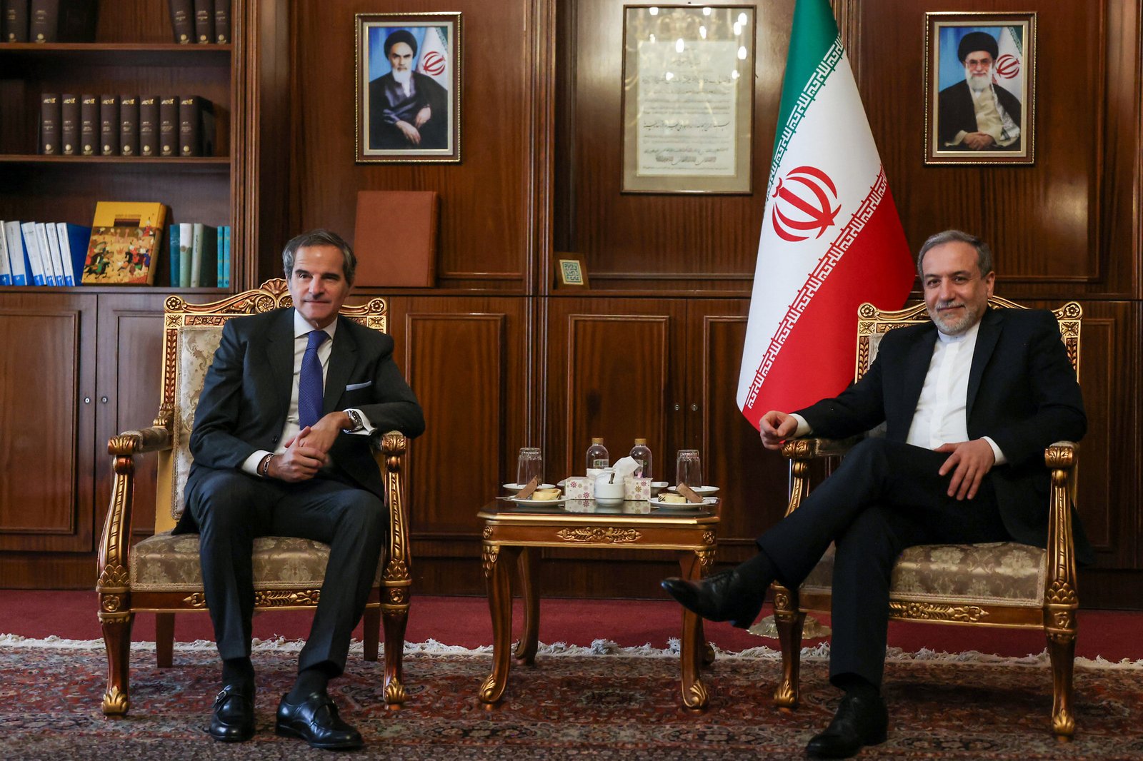 دباؤ اور دھمکی کے تحت ایٹمی مذاکرات کبھی نہیں کریں گے، ایرانی وزیرخارجہ