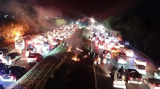 پی ٹی آئی کے قافلے رکاوٹیں عبور کرکے اسلام آباد کی حدود میں داخل، شدید شیلنگ