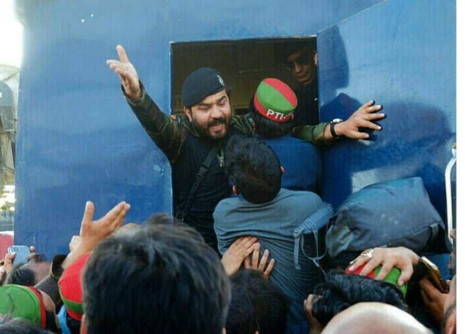 جی بی پولیس کا کریک ڈاؤن، آئی ایس ایف کے صدر سمیت درجنوں پی ٹی آئی کارکنان گرفتار