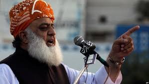 مدارس رجسٹریشن تنازعہ، مولانا کی حکومت کو دھمکی