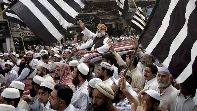 مدارس کی رجسٹریشن پر تنازعہ شدت اختیار کرگیا